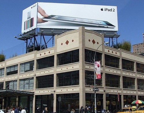 iPad2活力不減紐約蘋果店高舉廣告牌_筆記本_科技時(shí)代_新浪網(wǎng)